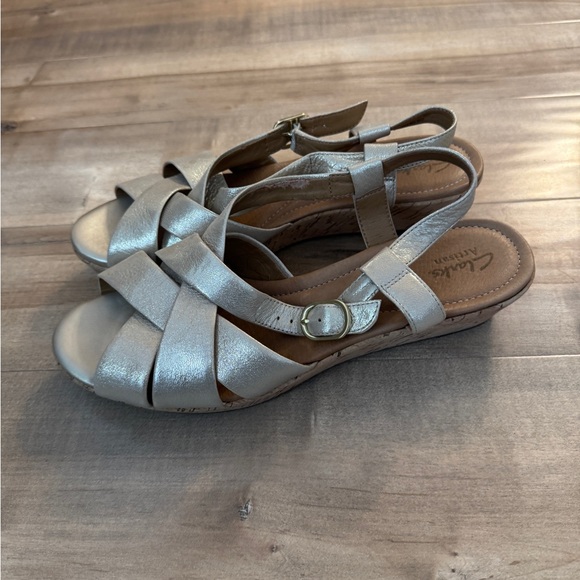 Clark’s Shoes Women’s 9.5 Leather Cork Wedge Sandals Shimmer Gold Artisan Comfy - Picture 4 of 6